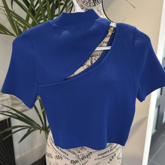 Women  cut out top 💙 - Picture 3 of 3